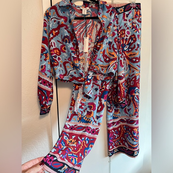 Cupcakes and Cashmere 2 Piece Set NWT Size Medium - Picture 2 of 4